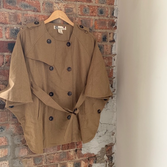 Women's cape outerwear - Picture 3 of 6